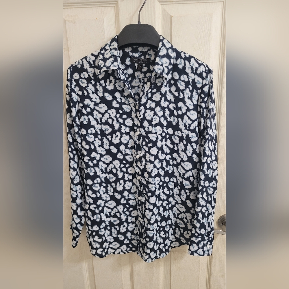 Banana Republic Women's Navy and White Button Down Shirt